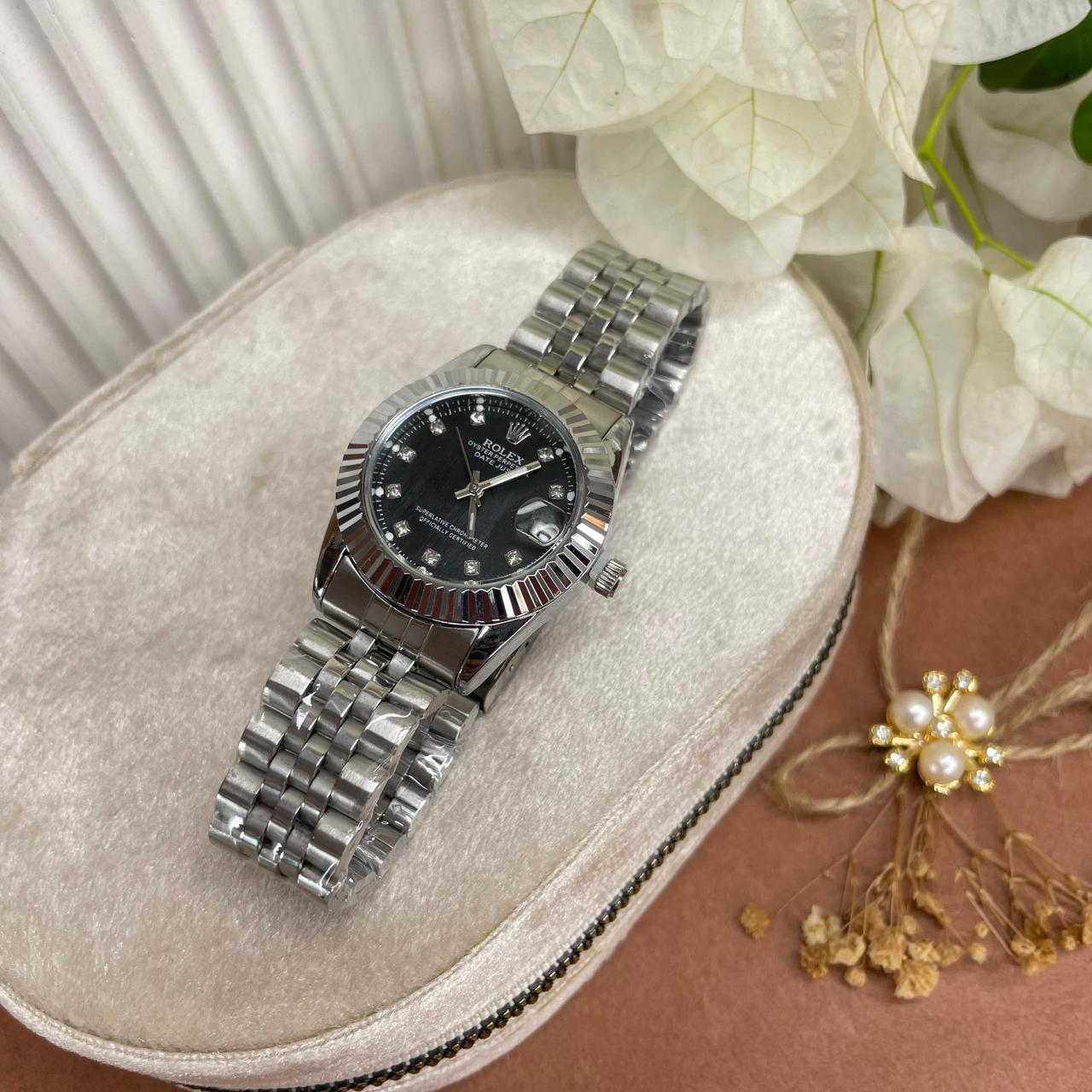 Montre élégante argentée – Cadran noir intense